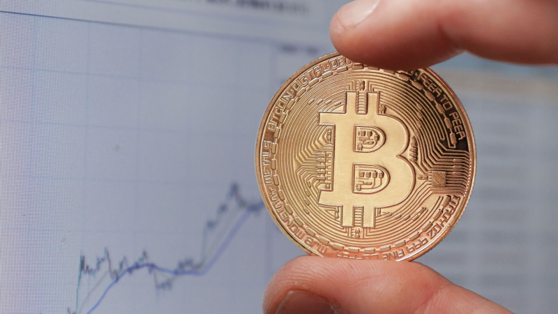 Стоимость биткоина впервые с 5 ноября 2024 года опустилась ниже 69 тысяч долларов