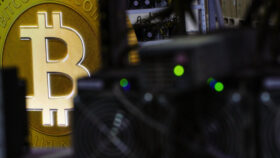 Биткоин в пятницу подрос на 2,5% — пробил февральский максимум.