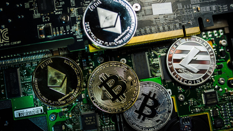 Bitbanker: биткоин может обновить минимумы, но затем восстановится до $72000